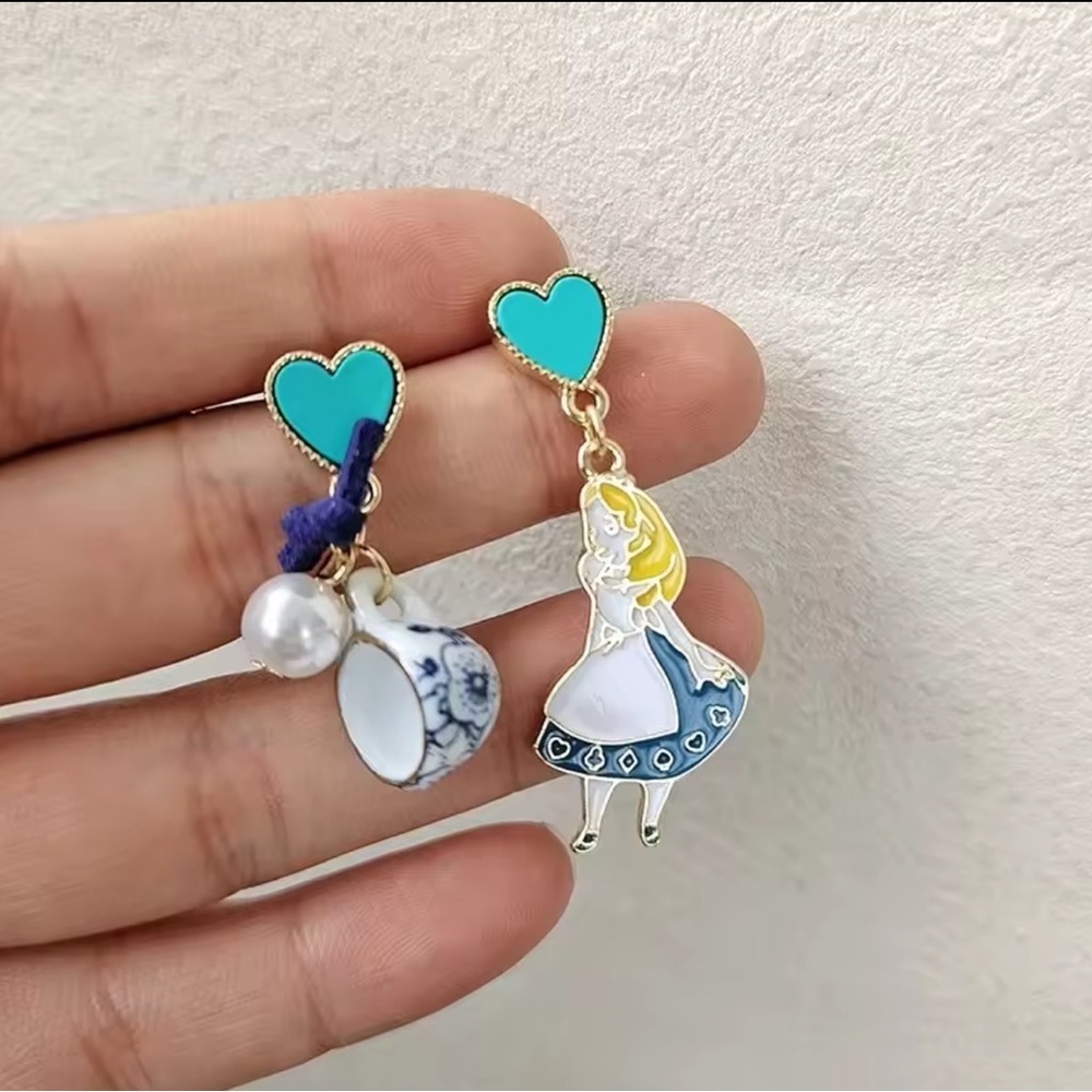 Alice in Wonderland Exclusive Earrings - Picture 2 of 4